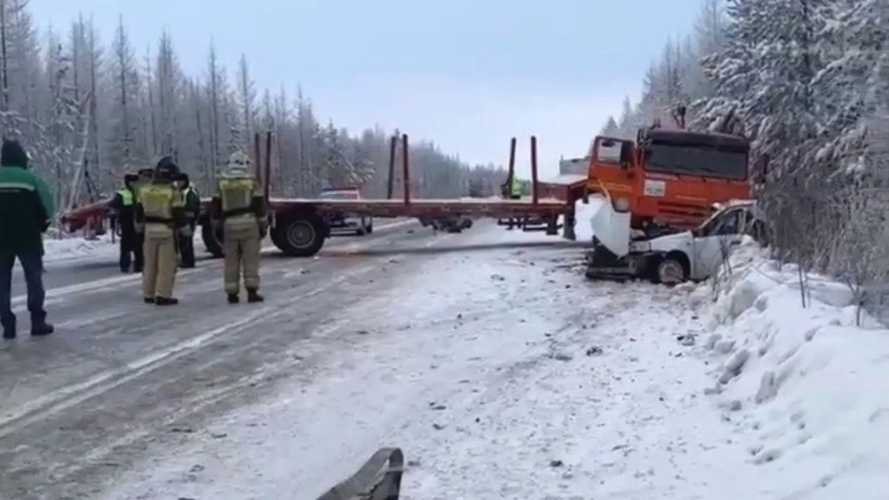 Искореженную LADA Kalina пришлось резать, чтобы достать тела водителя и пассажира. Кадр из видео: vk.com/typicall_gubkinskiy