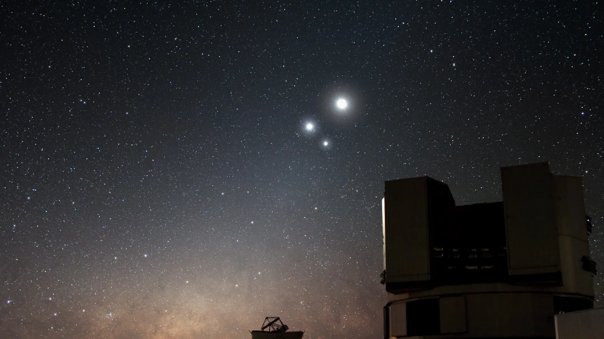 Три «луны» на небе: соединение Венеры и Юпитера в полнолуние. Паранальская обсерватория в Чили. Фото: wikipedia.org