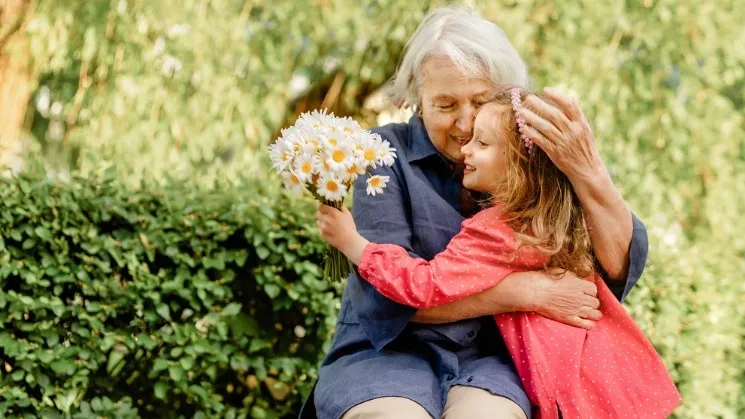 Если на попечении у бабушки есть несовершеннолетние внуки, то ее пенсия может быть увеличена. Фото: ShineTerra/Shutterstock/ФОТОДОМ