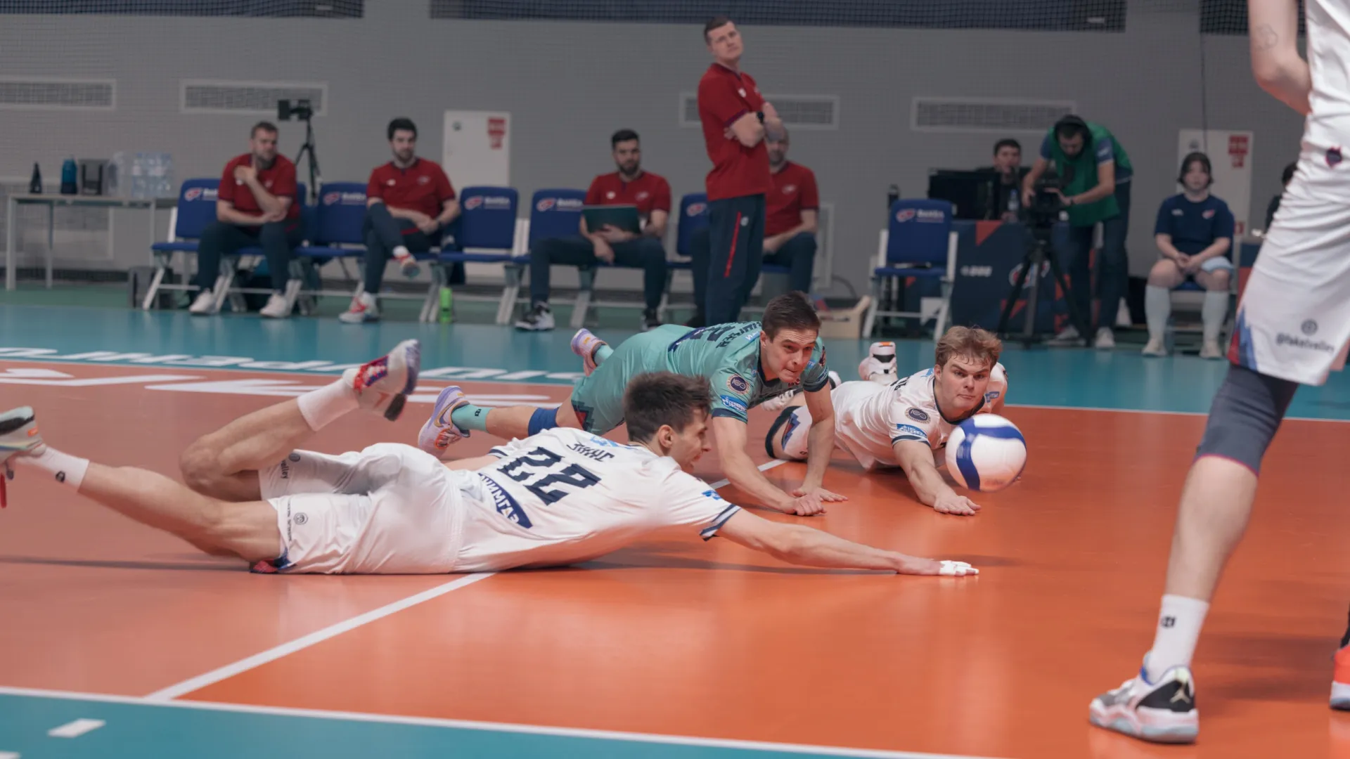 В волейболе бьются за каждый мяч. Фото: Сергей Зубков / «Ямал-Медиа»