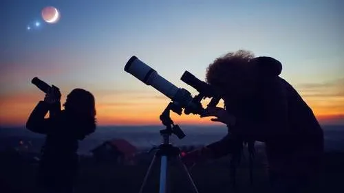 Бинокль или телескоп помогут разглядеть возле Венеры необычную гостью. Фото: AstroStar / Shutterstock / Fotodom.