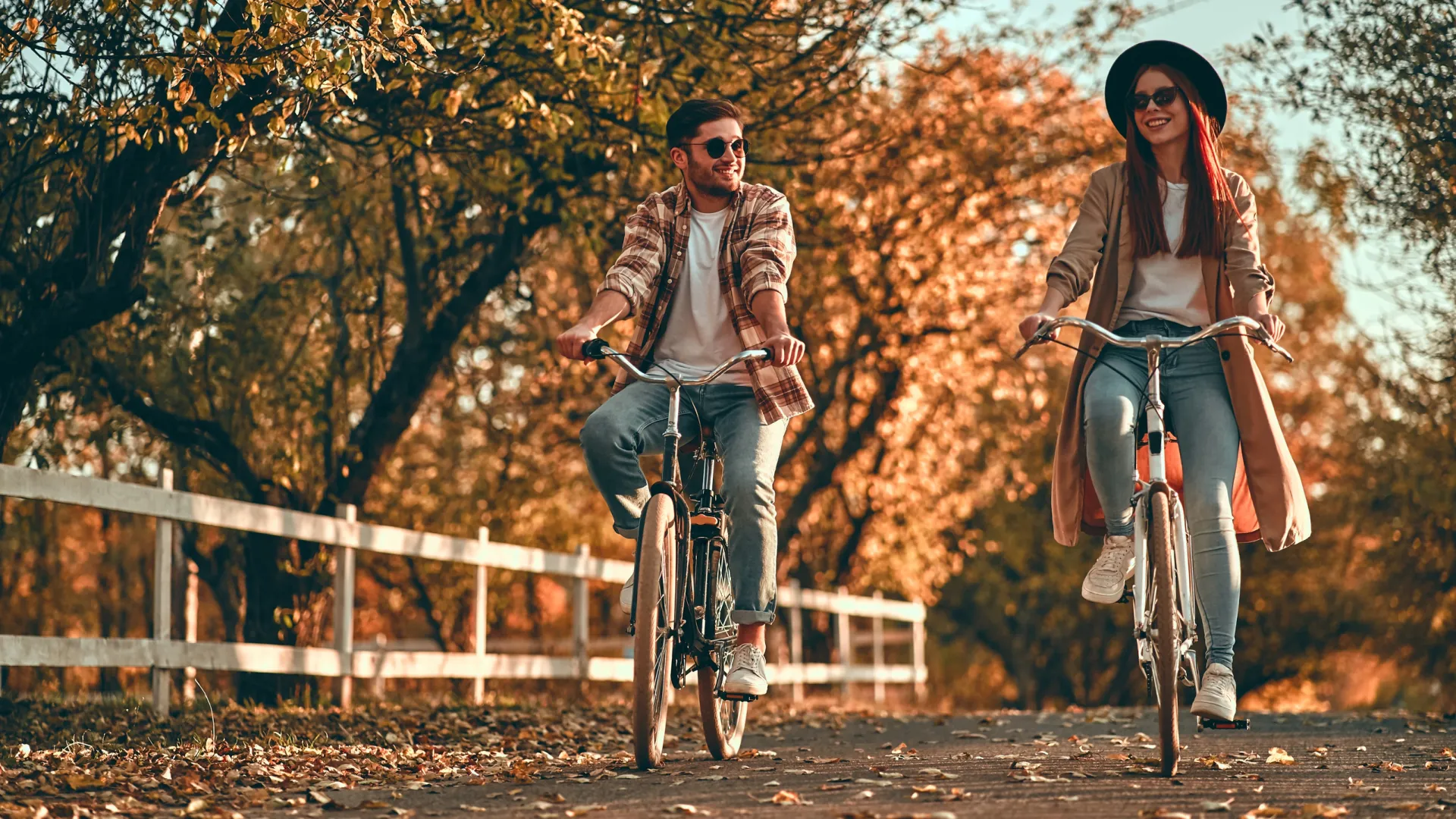Осеннюю прогулку скрасит приятная компания. Фото: 4 PM production/Shutterstock/Fotodom