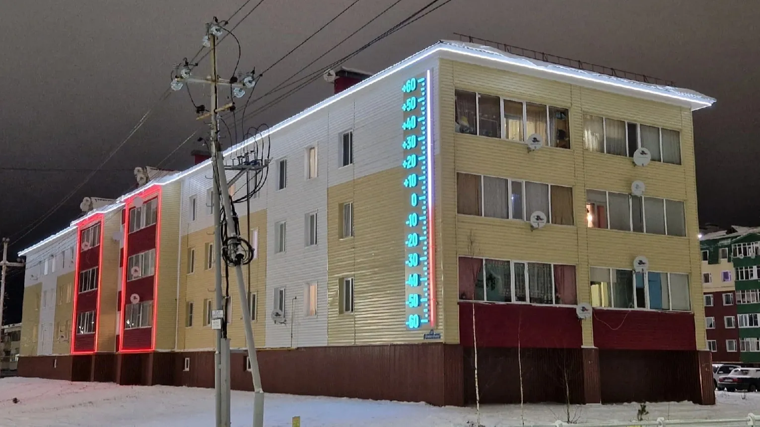 Светодиодная конструкция украшает фасад дома в Уренгое. Фото: vk.com/ovyakimov