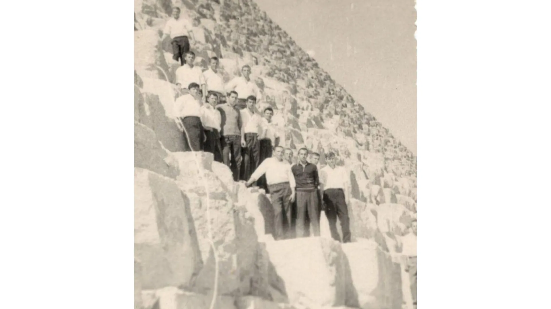 Советские солдаты на великих пирамидах. Египет, 1970 год. Фото: предоставлено из личного архива Степана Плесовских