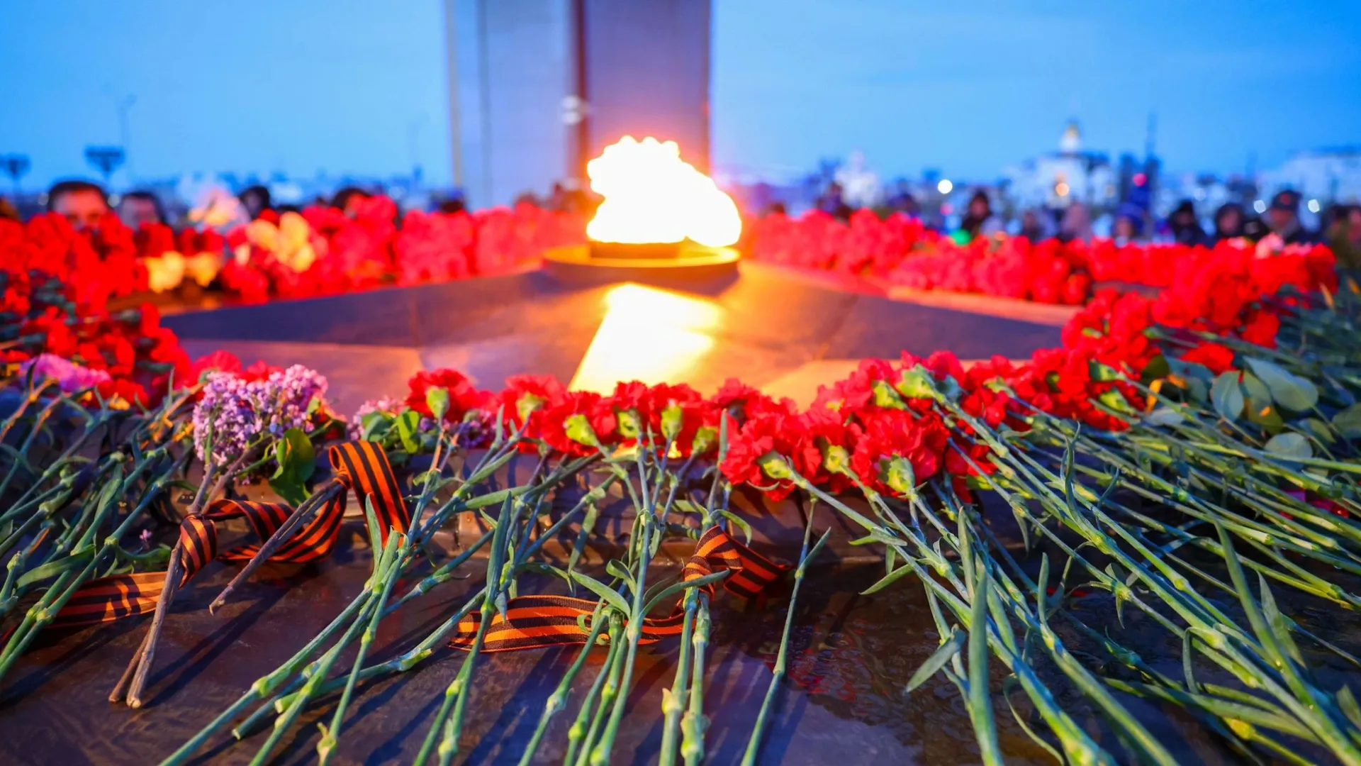 Героям, отдавшим жизнь за наше будущее, – вечная память. Фото: Андрей Ткачёв / «Ямал-Медиа»