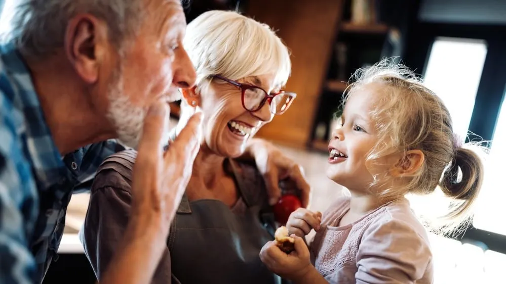 Общение с внуками и правнуками продлевает жизнь. Фото: NDAB Creativity/Shutterstock/Fotodom