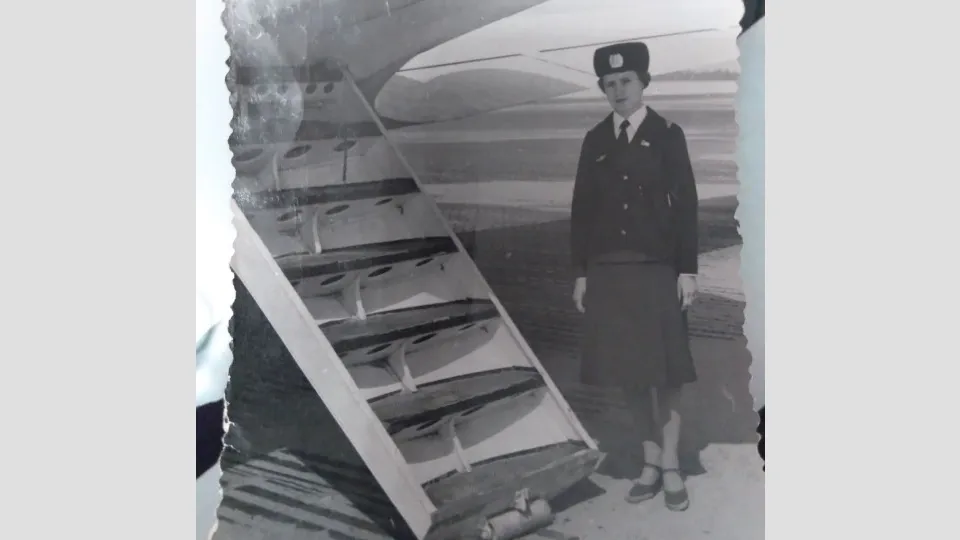 У трапа самолёта Як-40. Июнь 1982 года. Фото: предоставлено из личного архива Валентины Агафоновой