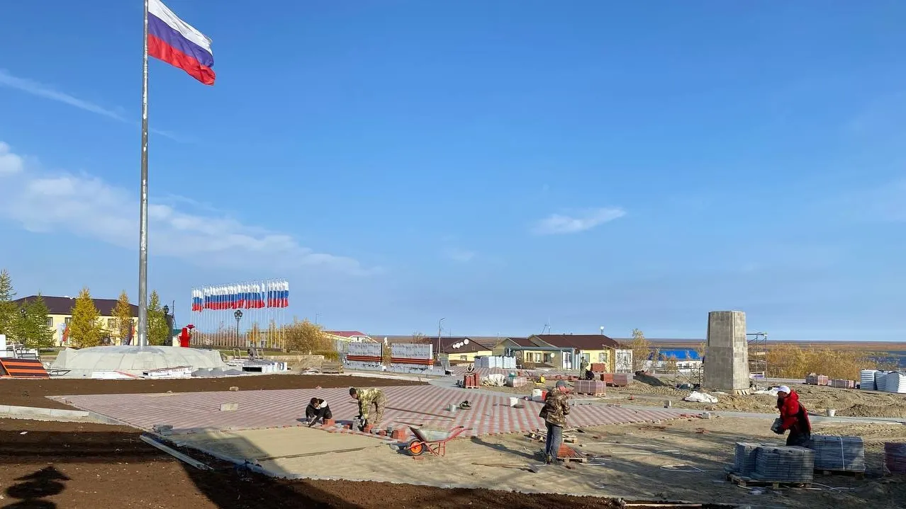 Площадь Славы укладывают брусчаткой. Фото: Анастасия Ульянова / «Ямал-Медиа»