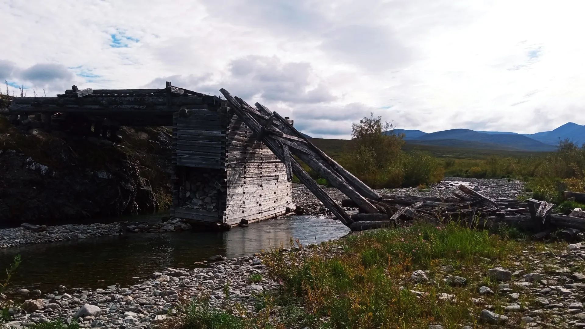 На Полярном Урале встречаются и заброшенные мосты. Фото предоставлено Александром Пазухой
