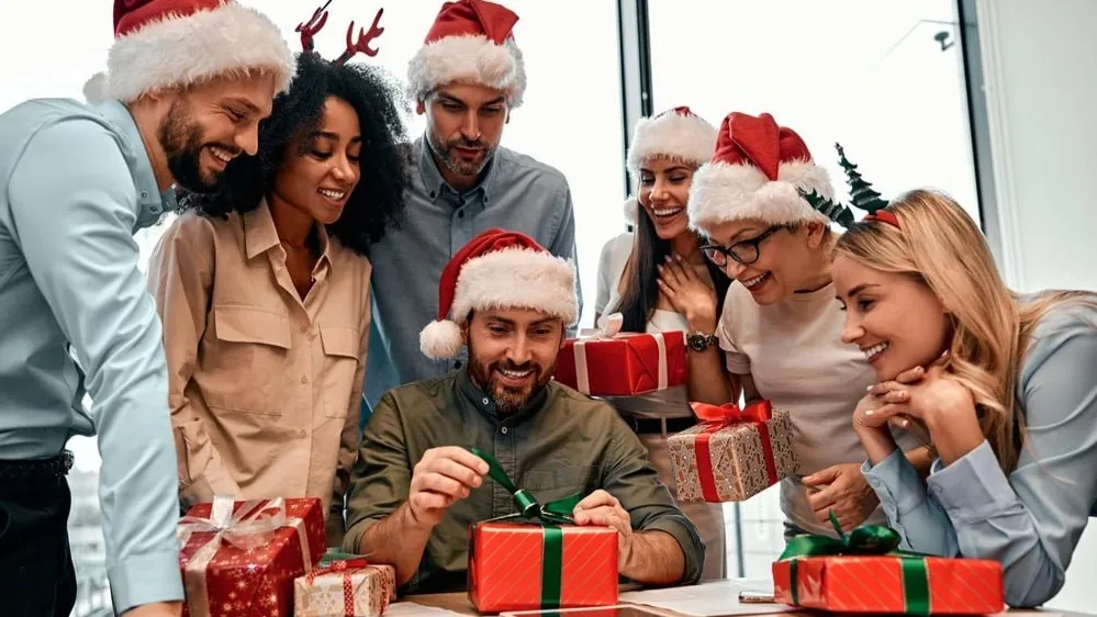 Даже разворачивание подарков может стать веселой игрой. Фото: Harbucks/Shutterstock/Fotodom