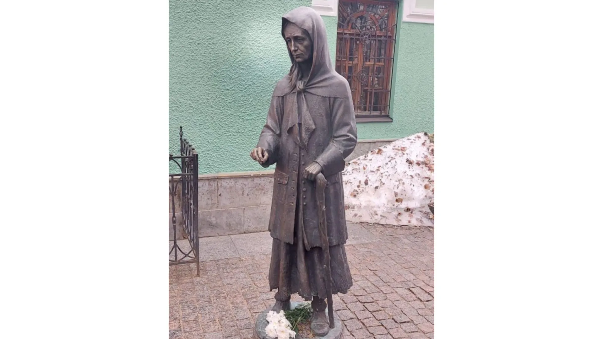 Памятник блаженной Ксении на Смоленском кладбище в Санкт-Петербурге. Фото: ru.wikipedia.org