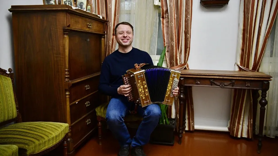 Первым инструментом, который Андрей Козлов когда-то освоил, была гармонь. Фото: Андрей Ткачёв / «Ямал-Медиа»