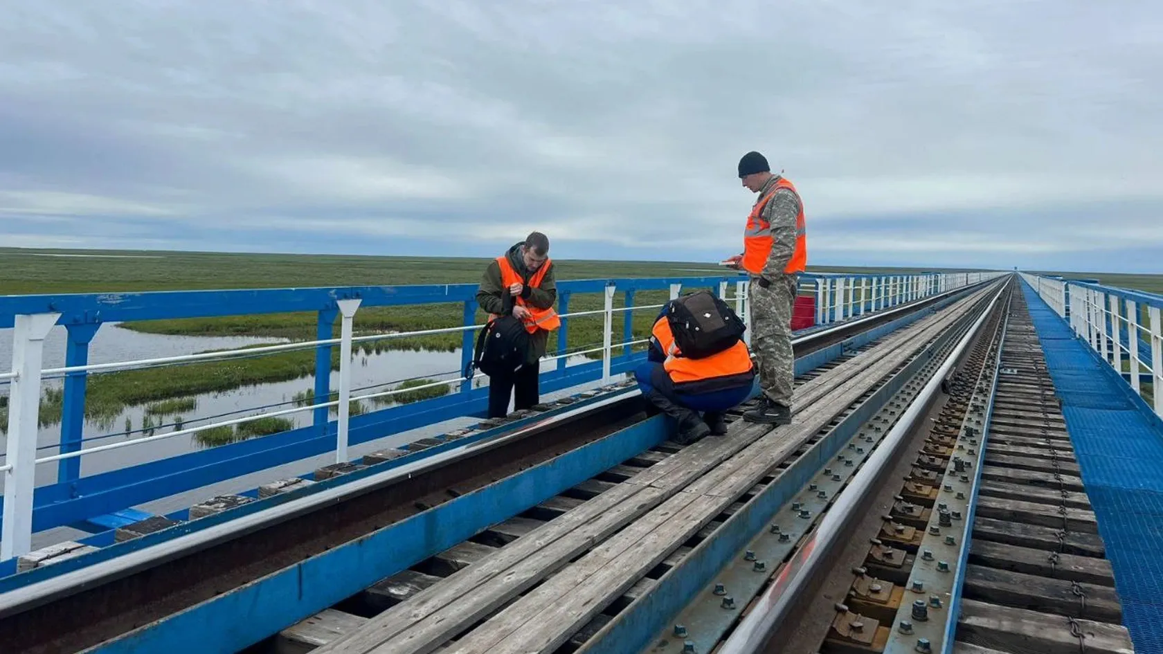 Работая на мосту, студенты получили новый опыт. Фото: предоставлено ГАУ "Научный центром изучения Арктики"