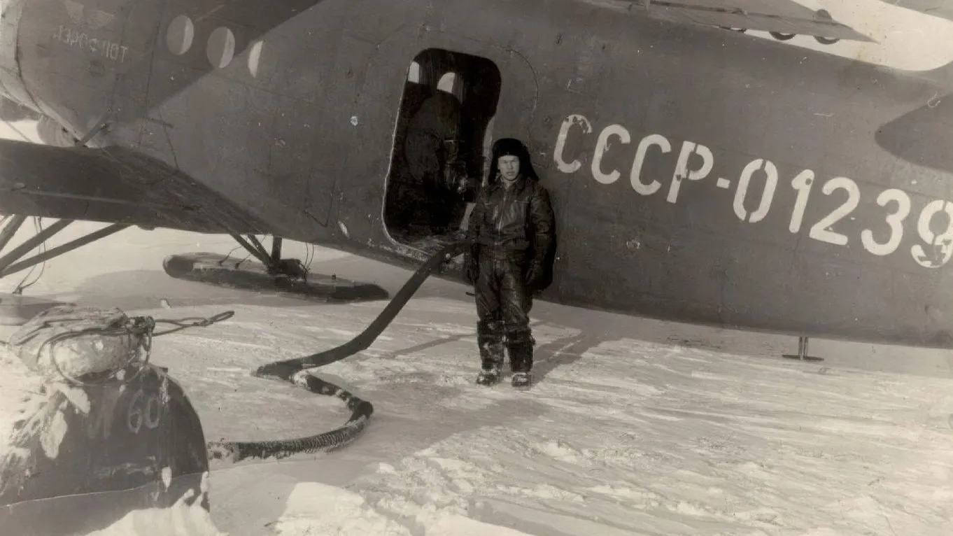 Авиация всегда приходила на помощь геологам. Солярка для буровой, начало 1970-х годов. Фото: предоставлено из личного архива Валерия Малахова