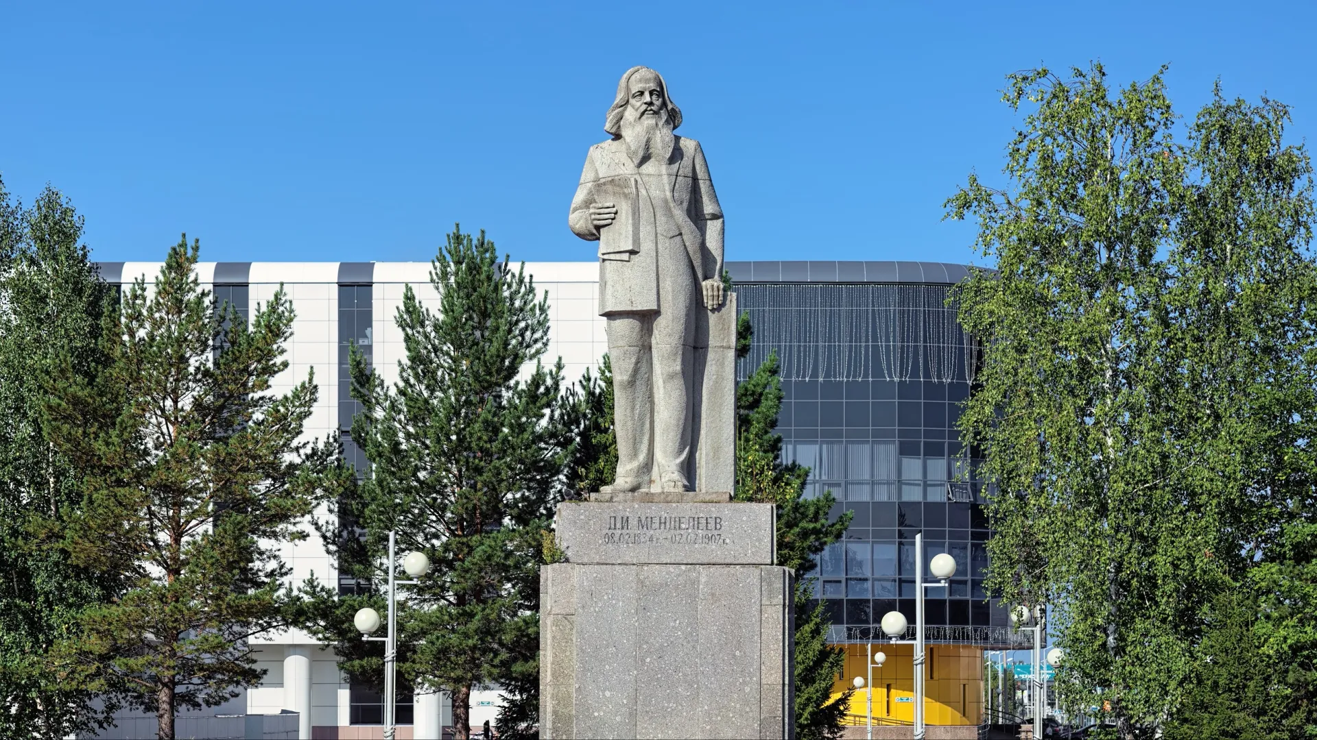 Памятник Д. И. Менделееву в Тобольске. Фото: Mikhail Markovskiy / Shutterstock / Fotodom