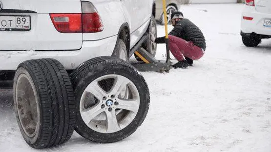 Большинство водителей меняют шины, когда уже зима дает о себе знать. 