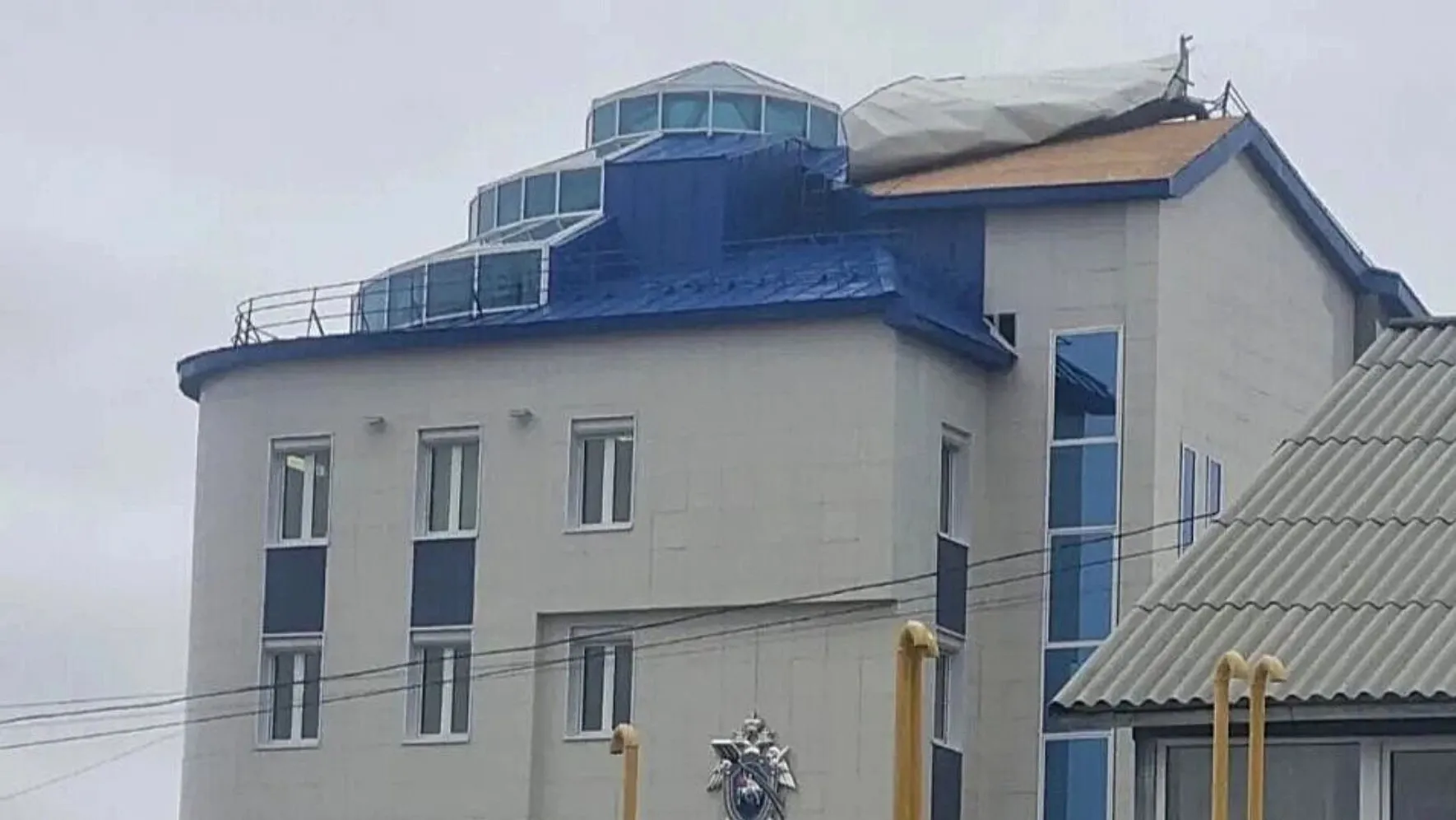 На здании регионального следкома металлический шифер повредило еще в пятницу. Фото: АНО «Ямал-Медиа»