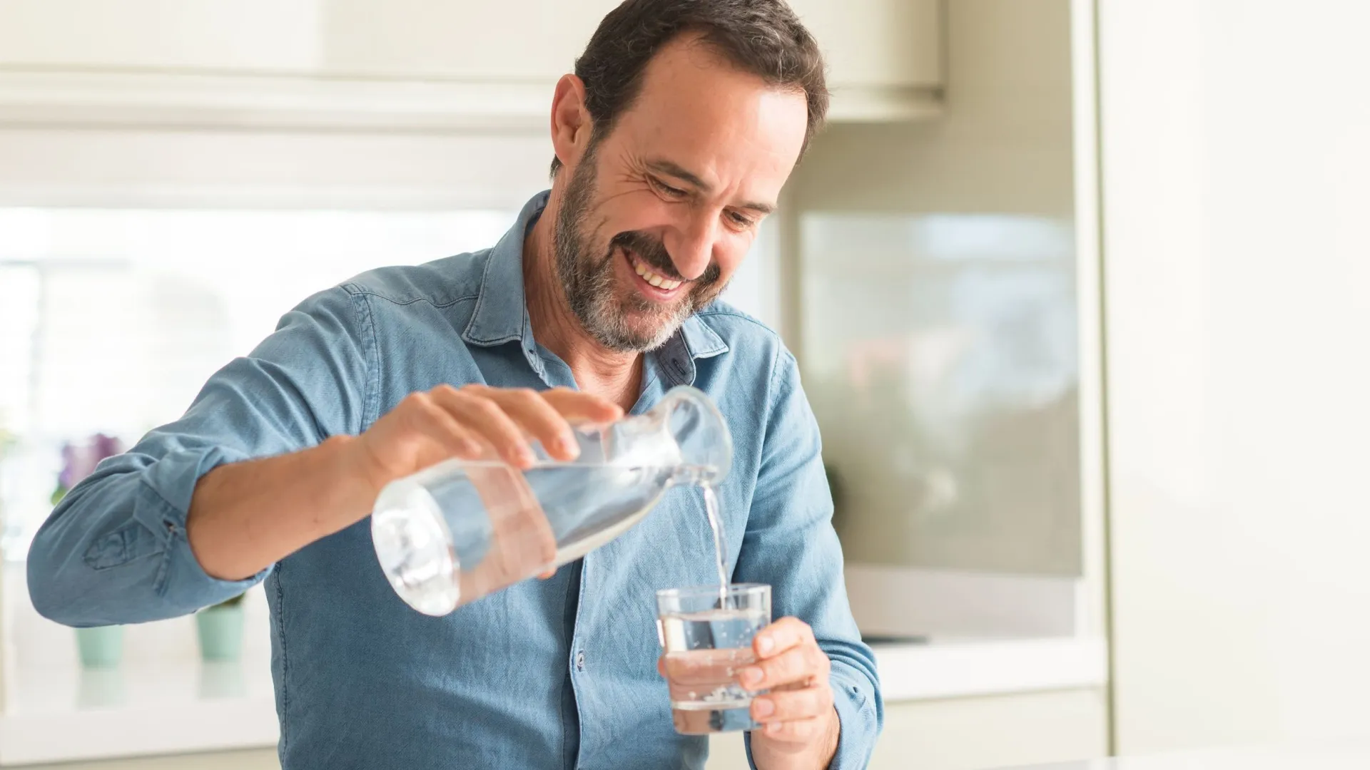 Для здоровья и хорошего самочувствия нужно пить много воды. Фото: Shift Drive / Shutterstock / Fotodom 