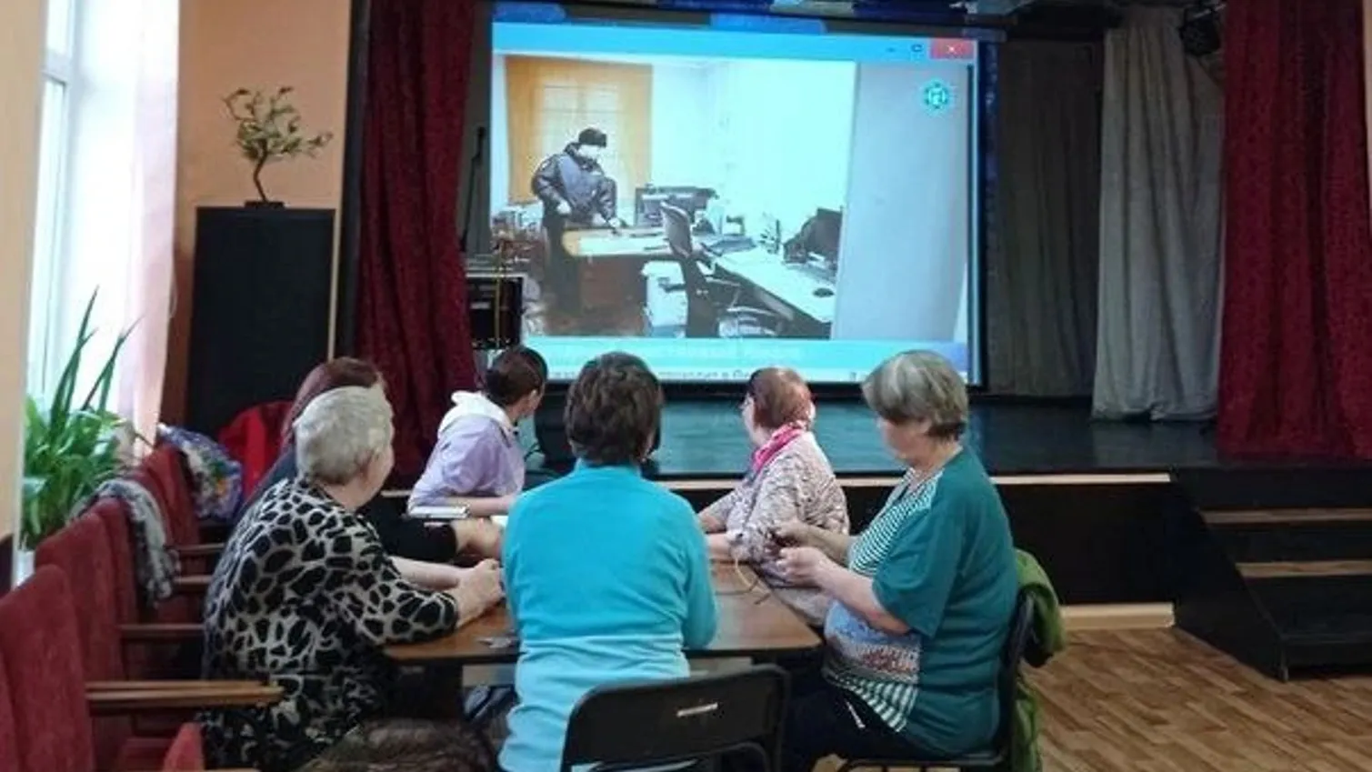 Пенсионеры дружно смотрят новости, а потом обсуждают их. Фото: vk.com/popovolegshur