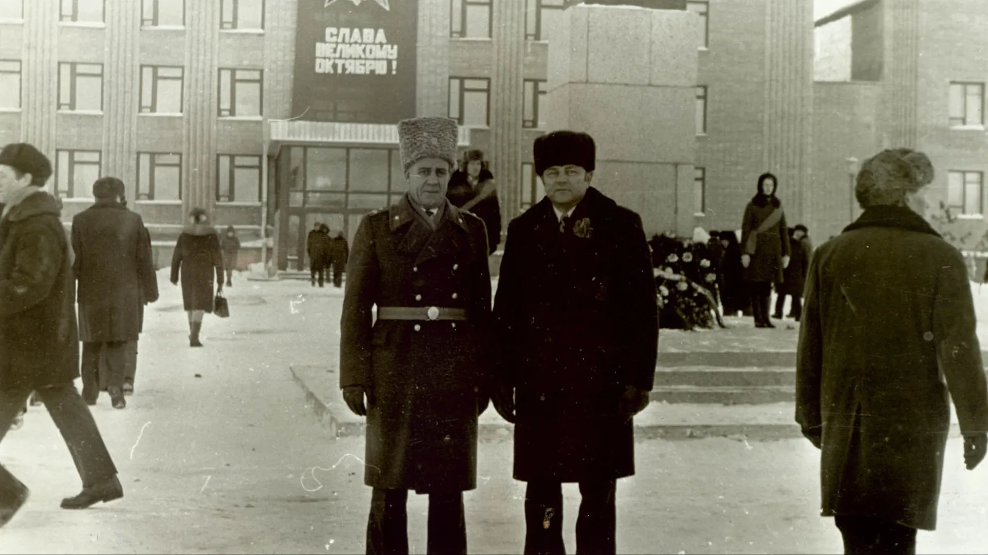 Полковник милиции Фарит Бикбулатов (слева) с товарищем. Фото сделано в 1980 году по случаю очередной годовщины Октябрьской революции. Фото: предоставлено из личного архива Сергея Денисова