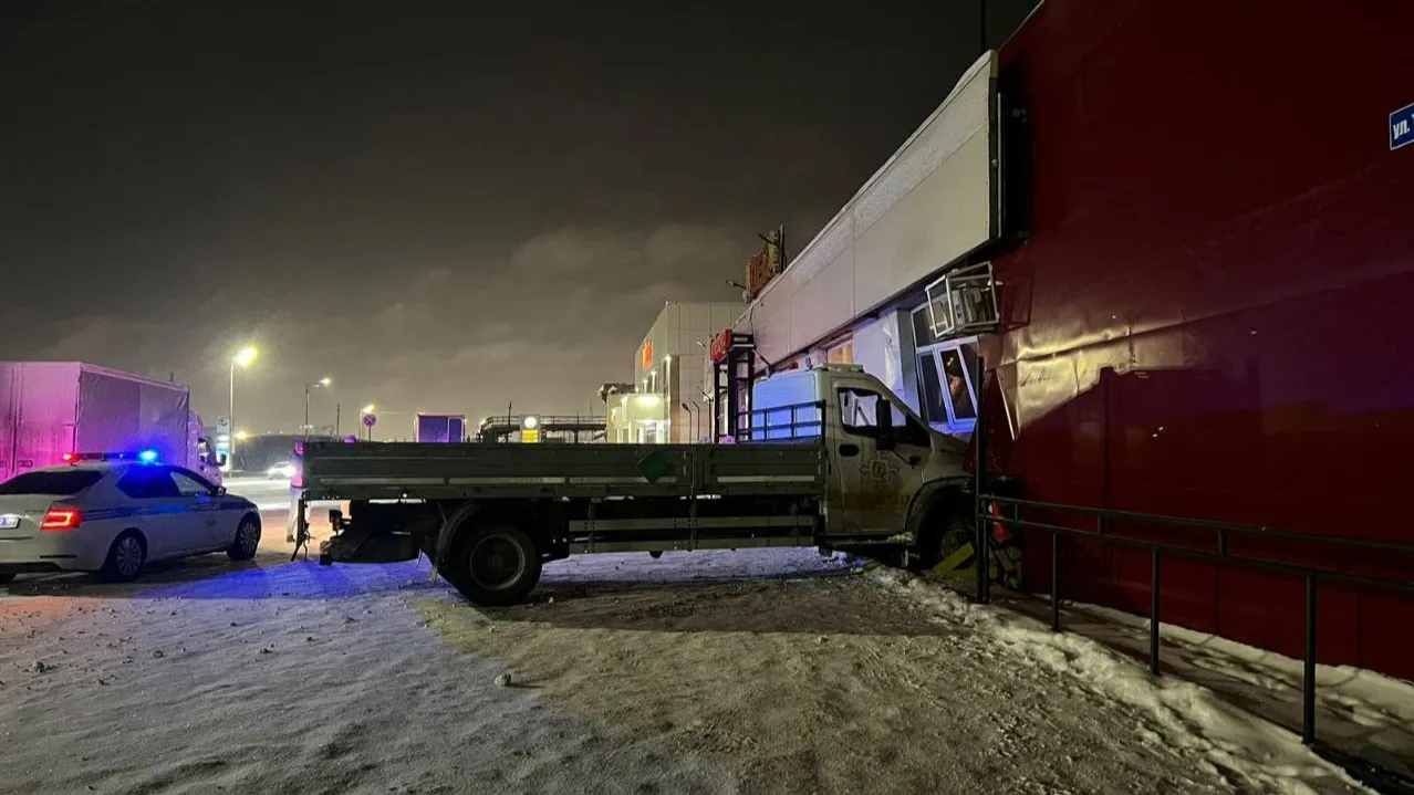 «Газель» въехала в новоуренгойский магазин. Фото предоставлено отделением Госавтоинспекции Нового Уренгоя