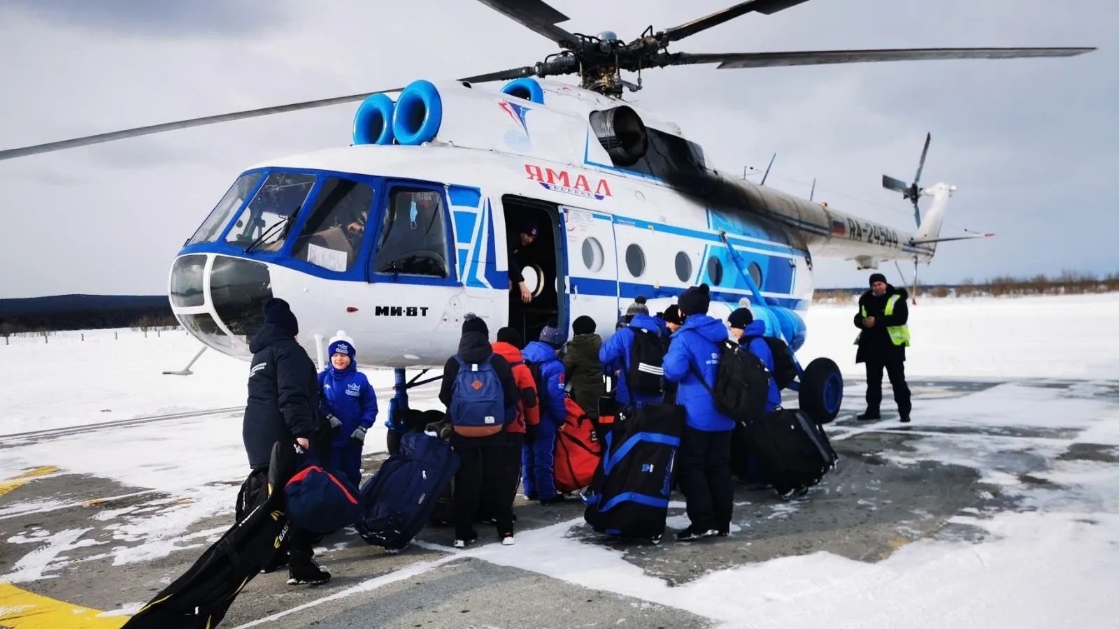 Во время распутицы или зимой детскую команду вывозят на соревнования лишь на вертолетах. Фото: из архива Егора Егоренко