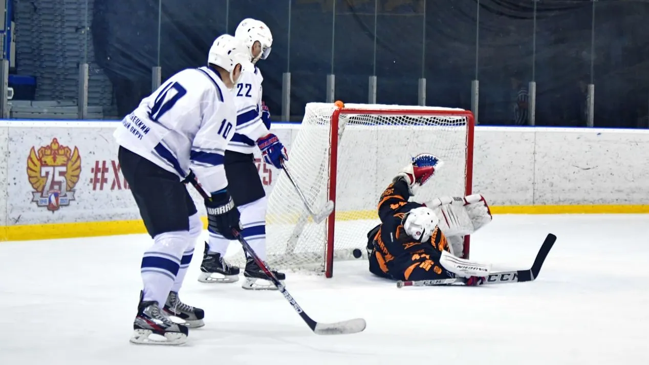 Хоккейная команда «Роспресса» сыграла с «Северным характером» на салехардском льду. Фото: Андрей Ткачёв / КРАСНЫЙ СЕВЕР