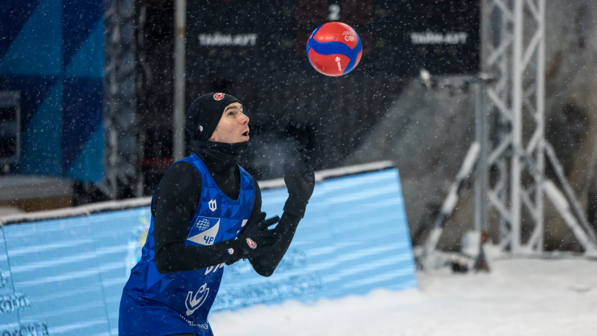 В зимнем волейболе играют в яркий мяч: обычный сливается со снегом. Фото: Сергей Зубков / «Ямал-Медиа»