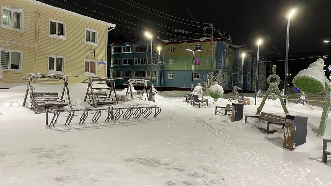 Школьный сквер в райцентре появился в прошлом году. Фото: Анастасия Ульянова / «Ямал-Медиа»