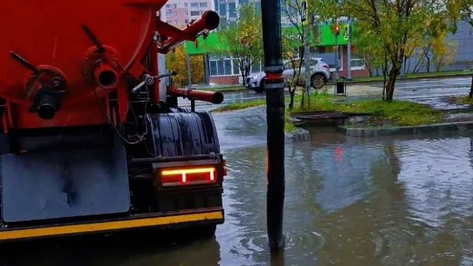 Откачка воды после мощного циклона в Новом Уренгое. Фото: vk.com/nuryanaoru