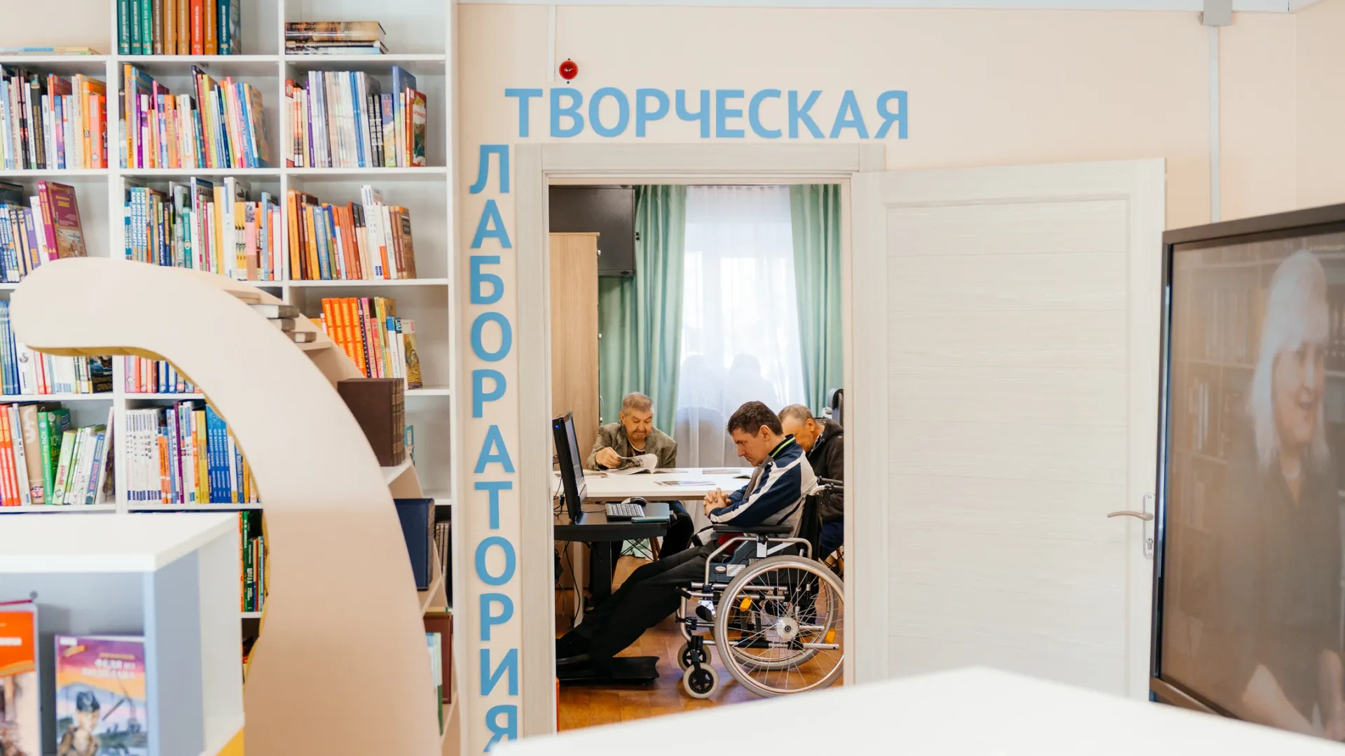 Предусмотрели потребности маломобильных посетителей библиотеки. Фото: Юлия Чудинова / «Ямал-Медиа»