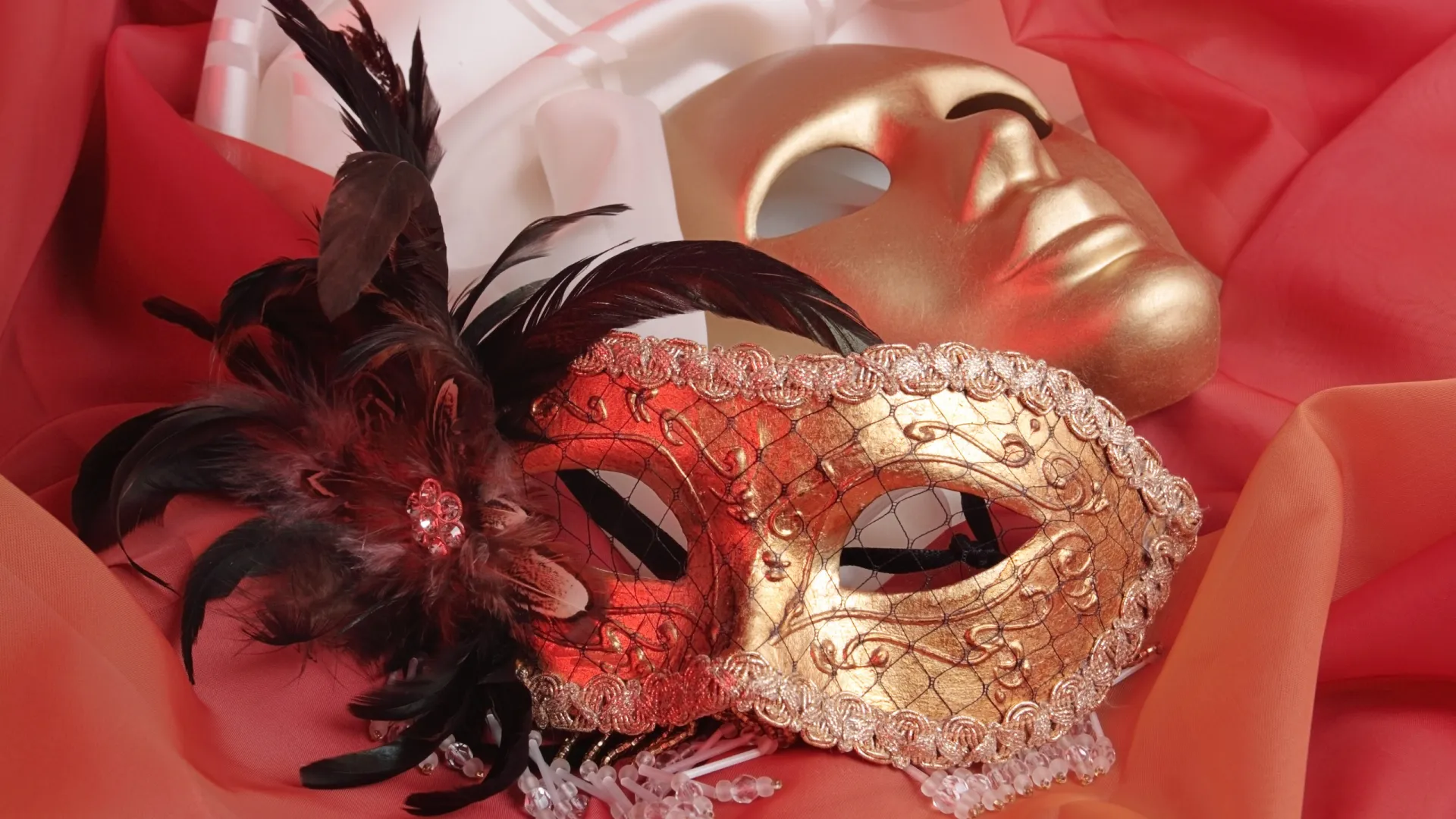 Полумаска коломбина и полнолицевая маска. Фото: Igor Normann / Shutterstock / Fotodom