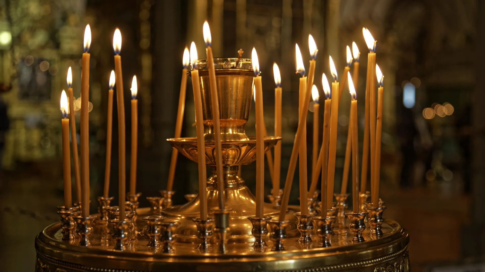 На Сретение в храме всегда ставят много свечей. Фото: sebos / Shutterstock / Fotodom