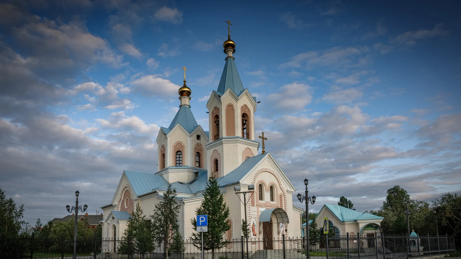 Храм святых Петра и Павла в Салехарде. Фото: Evgeny Kuzhilev/ Shutterstock / Fotodom