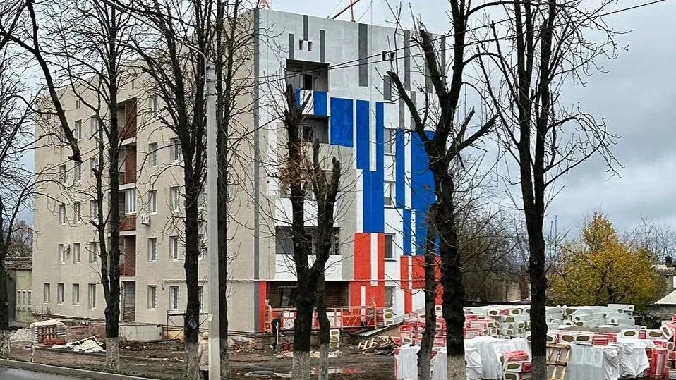 Новые дома в Волновахе украшает триколор. Фото: vk.com/stroim_yamal