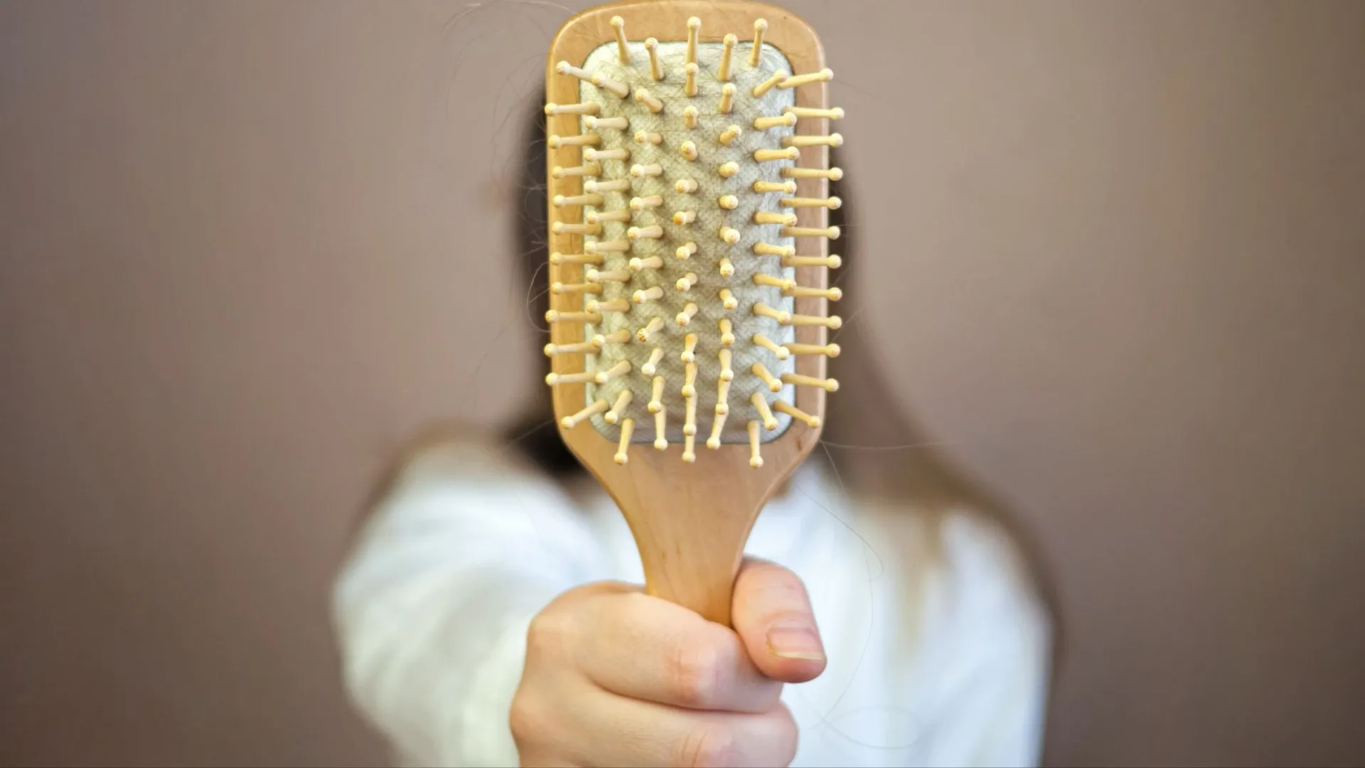 Беречь здоровье и волосы советуют врачи. Фото: Yekatseryna Netuk / Shutterstock / Fotodom. 