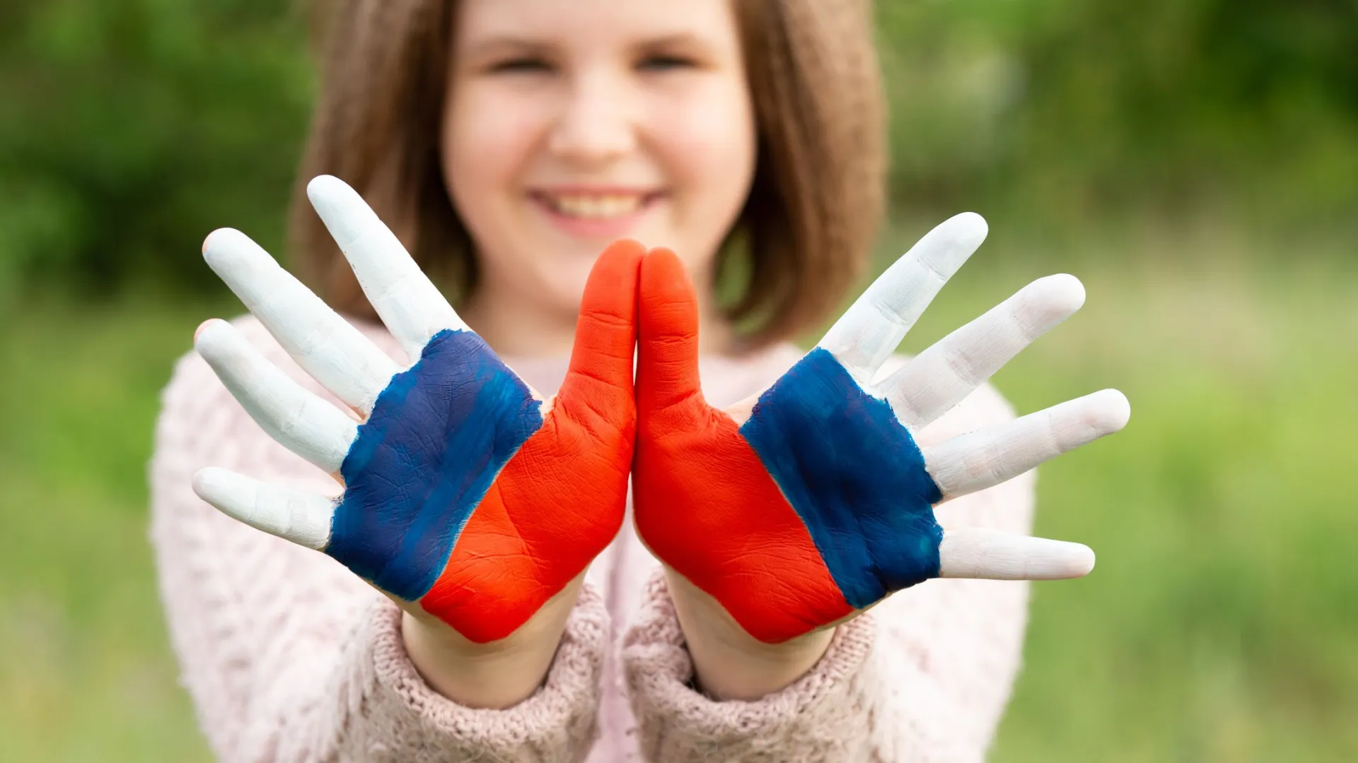 В Муравленко в День России можно будет с помощью аквагрима разукрасить лицо или руки. Фото: Sv Svetlana / Shutterstock / Fotodom