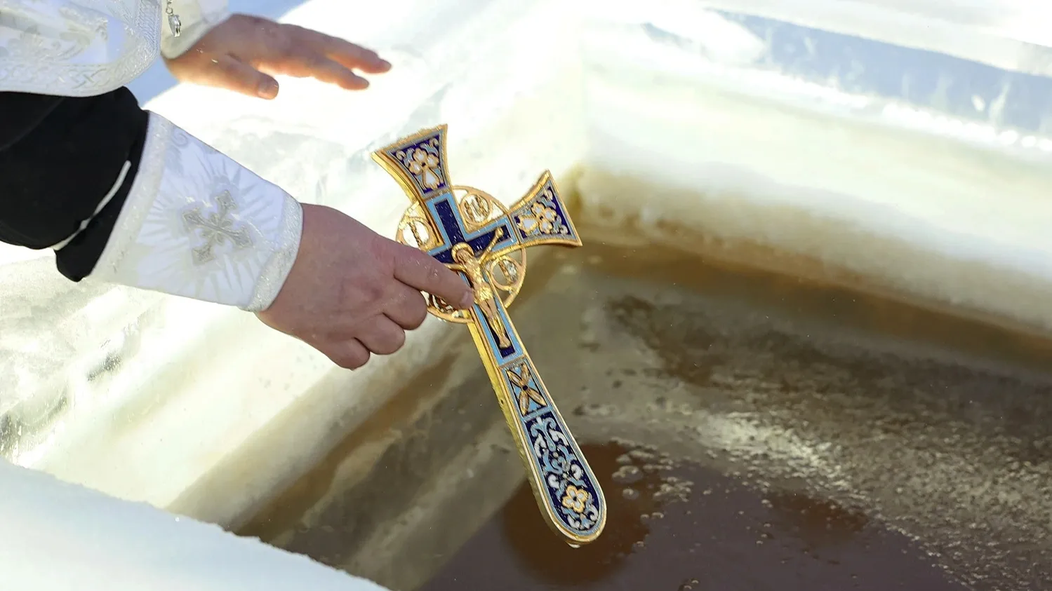 Вода в любом водоеме в этот православный праздник считается освященной. Фото: Андрей Ткачёв / "Ямал-Медиа"
