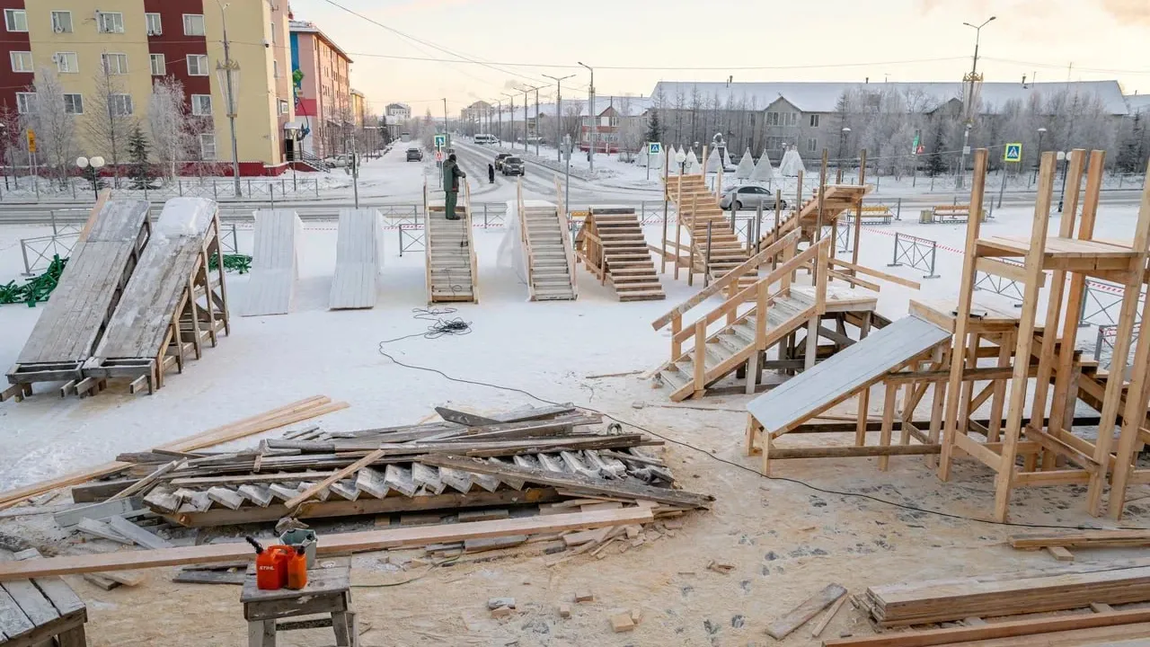 К «Геологу» подвезли деревянную основу для будущего ледового городка. Фото: t.me/titovsky_al   