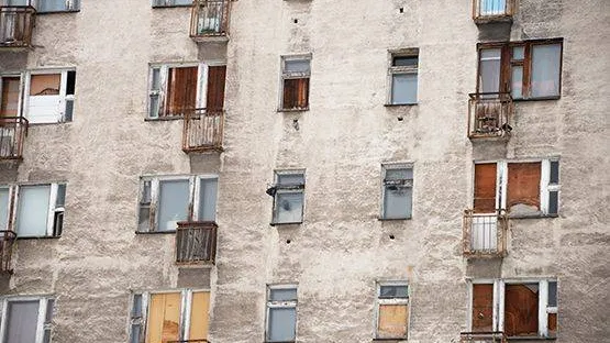 Во вполне обитаемых домах, приглядевшись, можно увидеть пустые квартиры... Часть окон просто заколочена