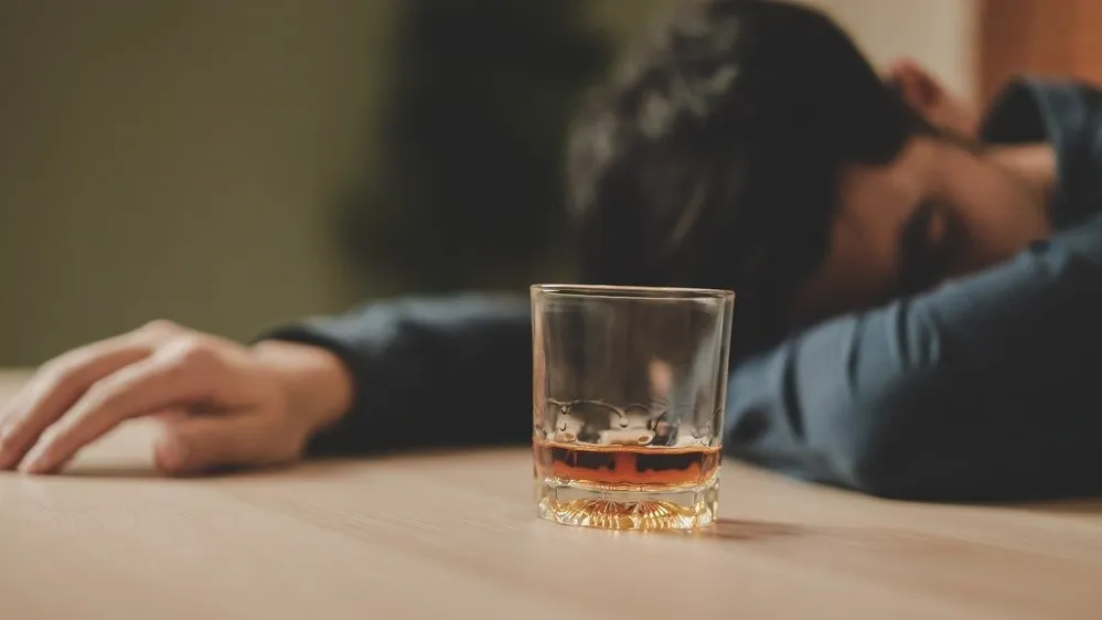 Алкоголизму лучше сразу сказать «стоп» в отношениях. Фото: Kmpzzz/Shutterstock/Fotodom