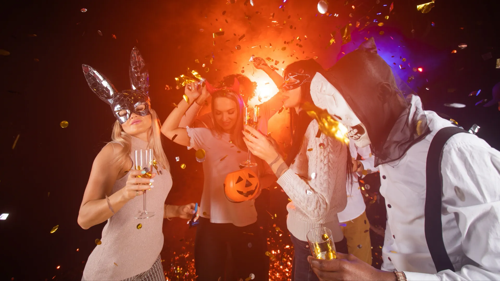 Шумные вечеринки на Хэллоуин и мертвых подымут. Фото: A Lot Of People / Shutterstock / Fotodom