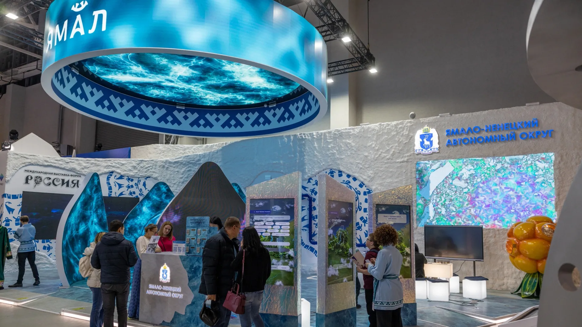 Ямальский стенд на выставке "Россия" пользуется огромной популярностью у посетителей. Фото: Фёдор Воронов / "Ямал-Медиа"