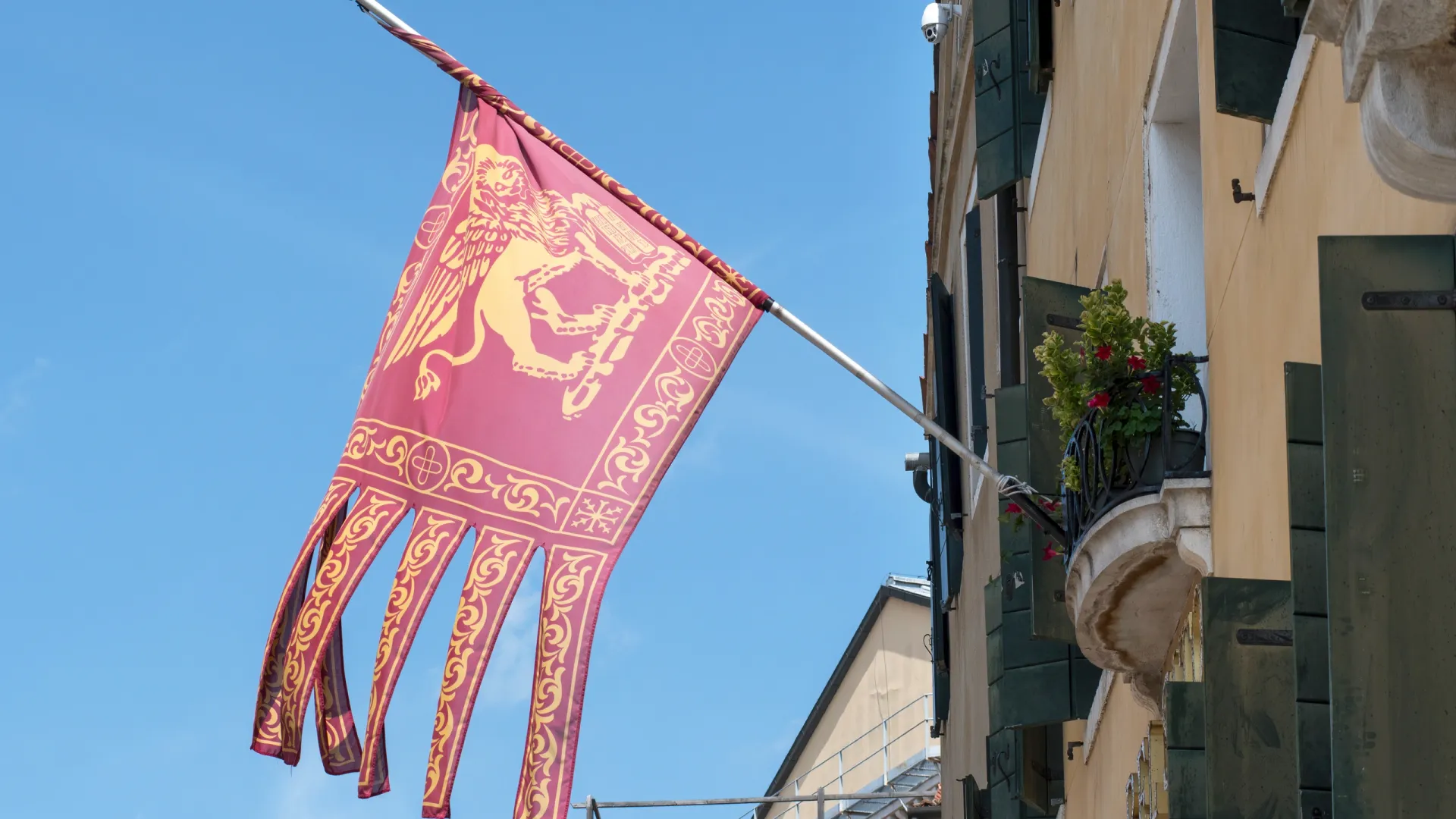 Стяг с крылатым золотым львом — символом Венеции. Фото: Kirill Skorobogatko / Shutterstock / Fotodom
