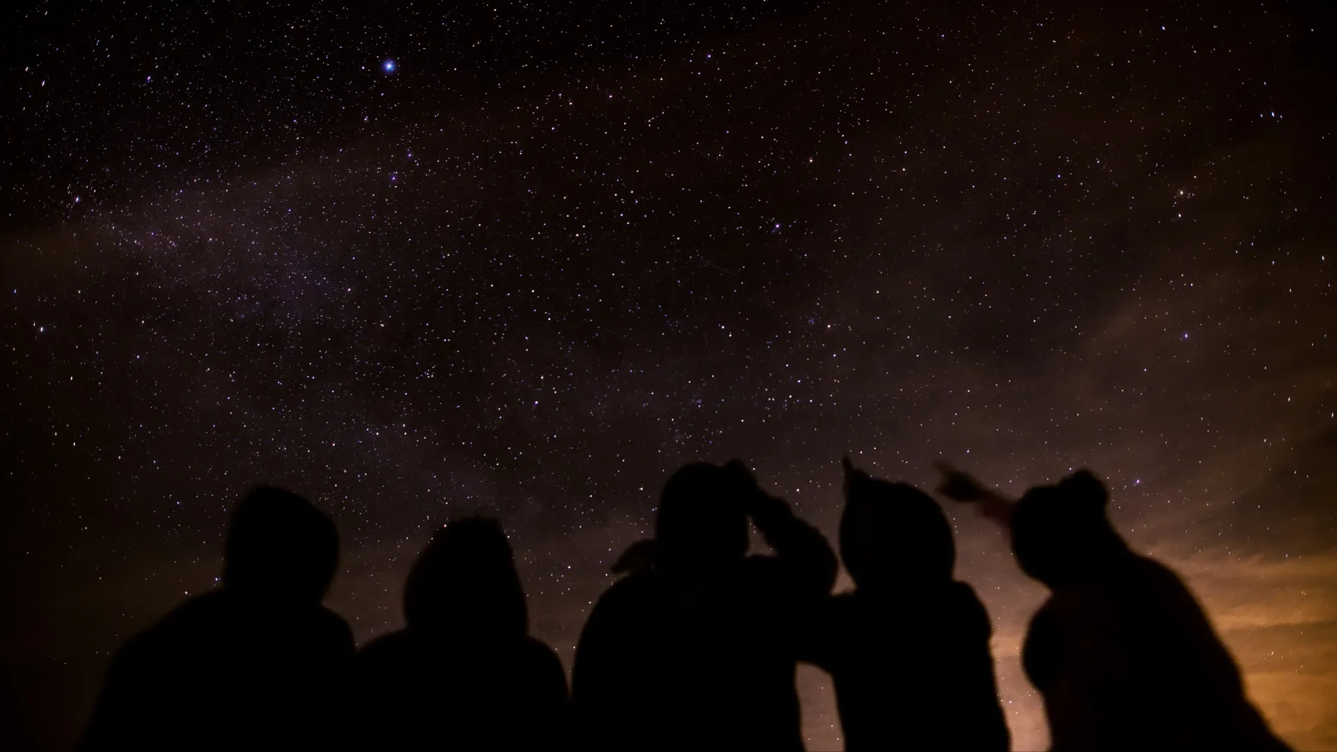 Наблюдение за звездами и звездопадом. Фото: 613AC/  Shutterstock / Fotodom