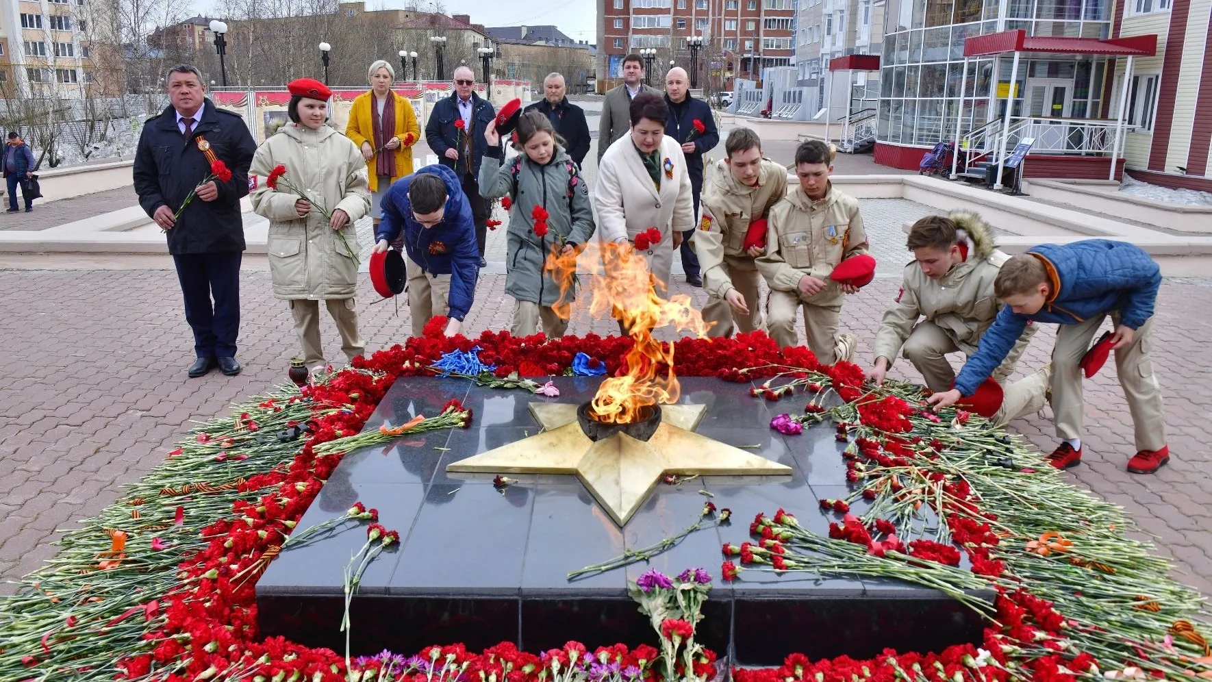 Юнармейцы возлагают цветы к памятнику жертвам сталинских репрессий.