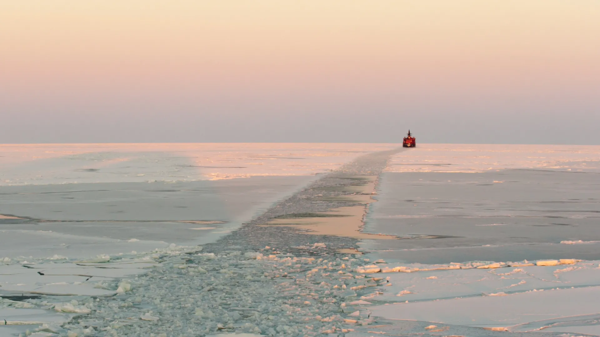 Проложенный ледоколом путь. Фото: Koptyaev Igor / Shutterstock / Fotodom