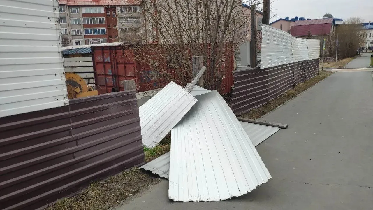 Плохо закрепленные конструкции представляют опасность в ветреную погоду. Фото: АНО «Ямал-Медиа»