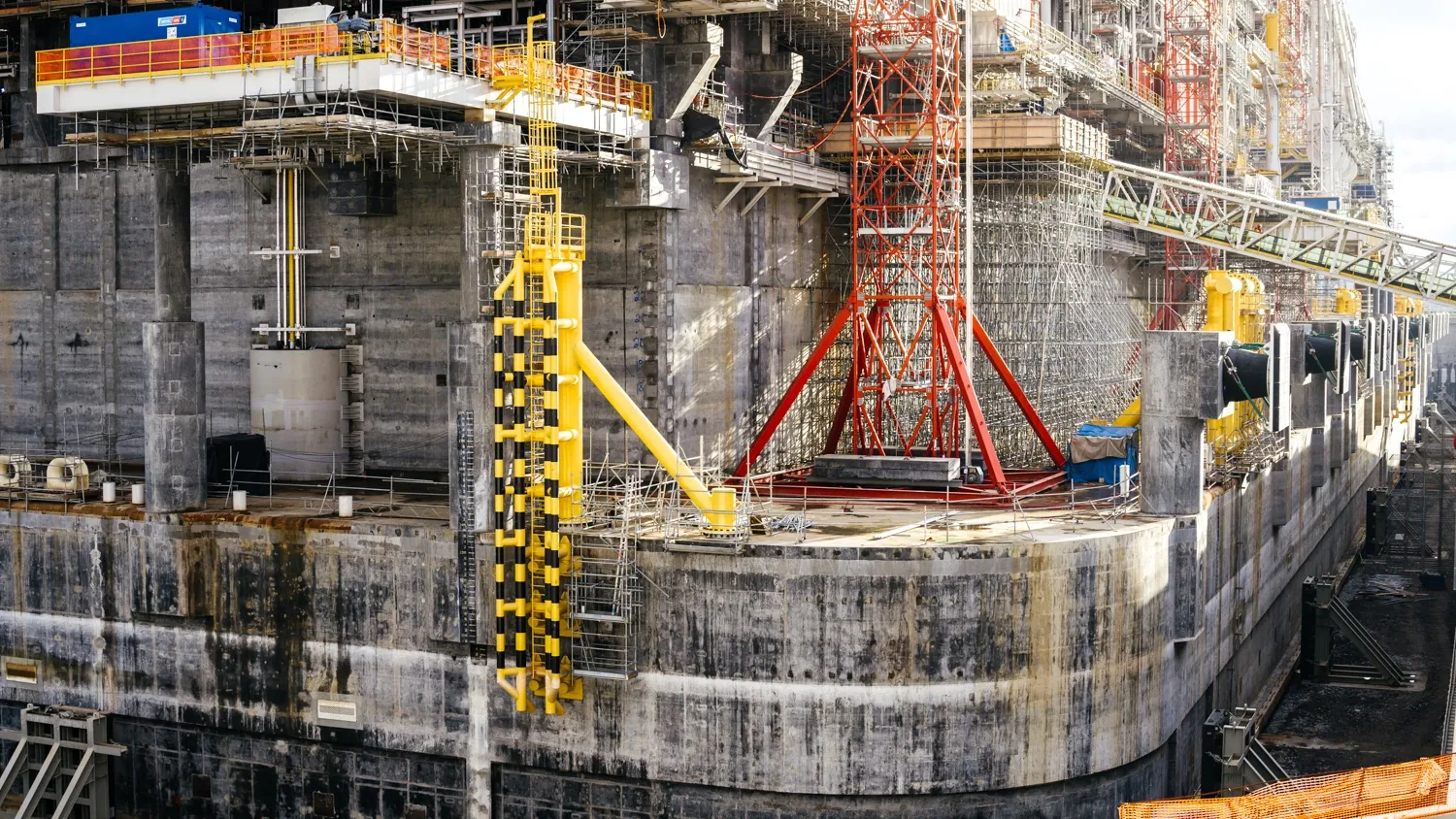 Основание гравитационного типа сделано из облегченного бетона. Вес составляет более 450 тысяч тонн. Внутри помещаются емкости для хранения СПГ и балластные отсеки. Фото: Юлия Чудинова / "Ямал-Медиа"