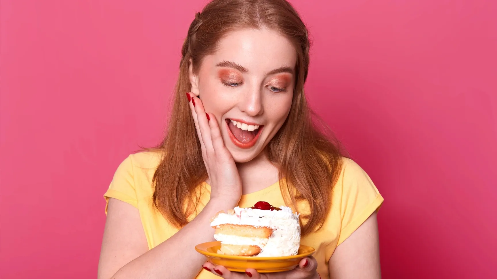 Сладкий голод. Сладкая улыбка. Сладости улыбка. Девушка ест торт. Девушка с тортом довольная.